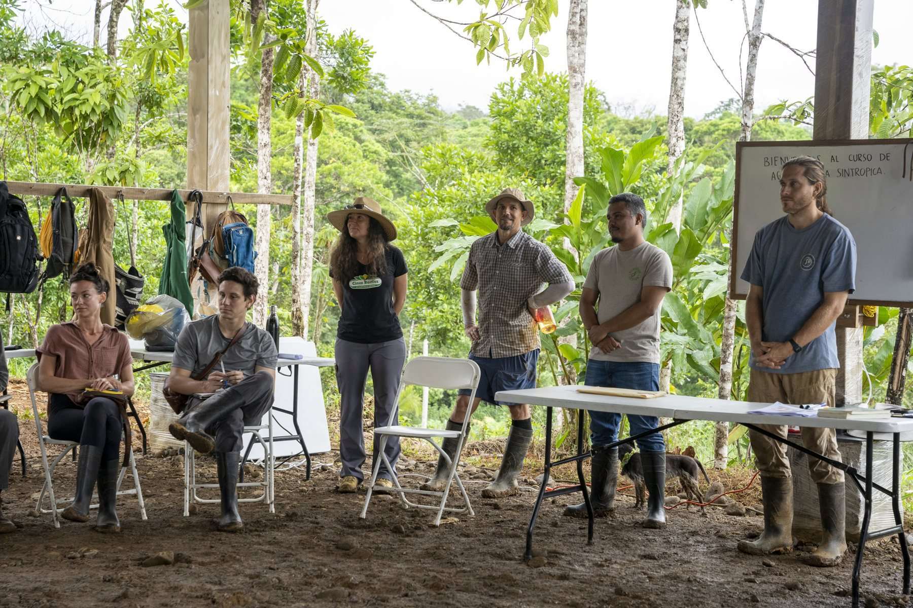 El grupo reunido para la charla de bienvenida.