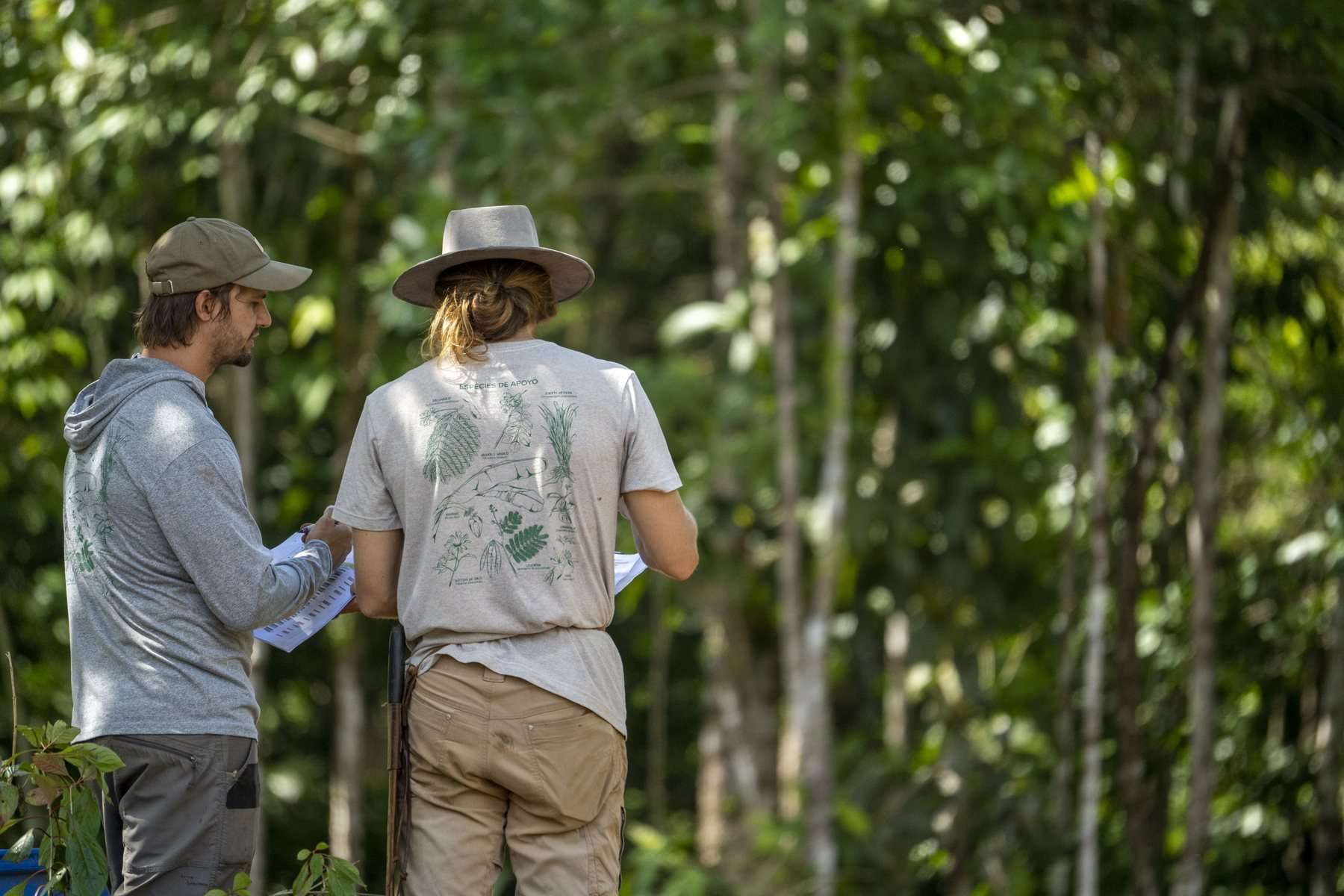 Alberto Koberg y Scott Gallant revisando los planos en el campo.