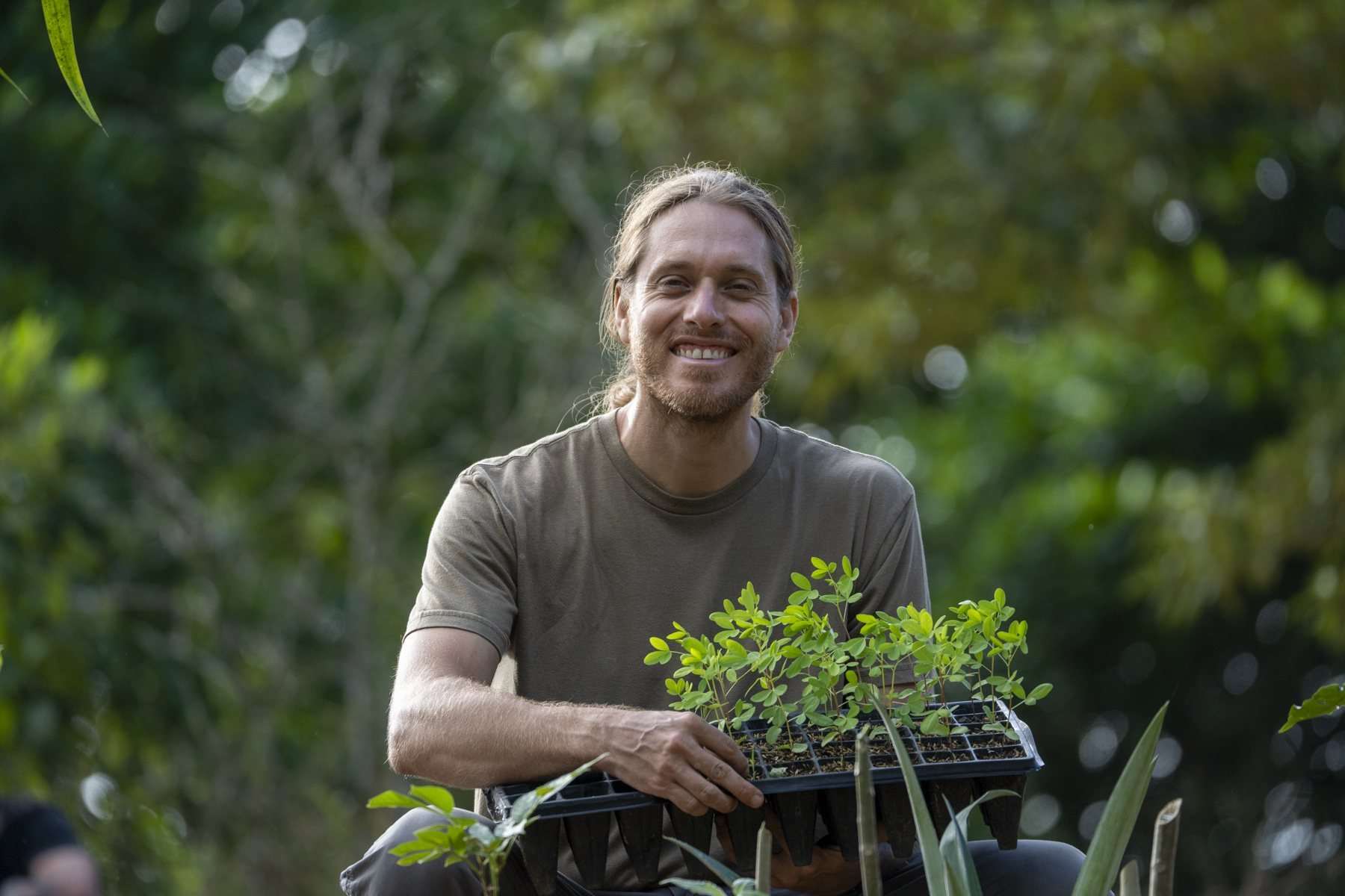 Scott Gallant explicando en el campo.