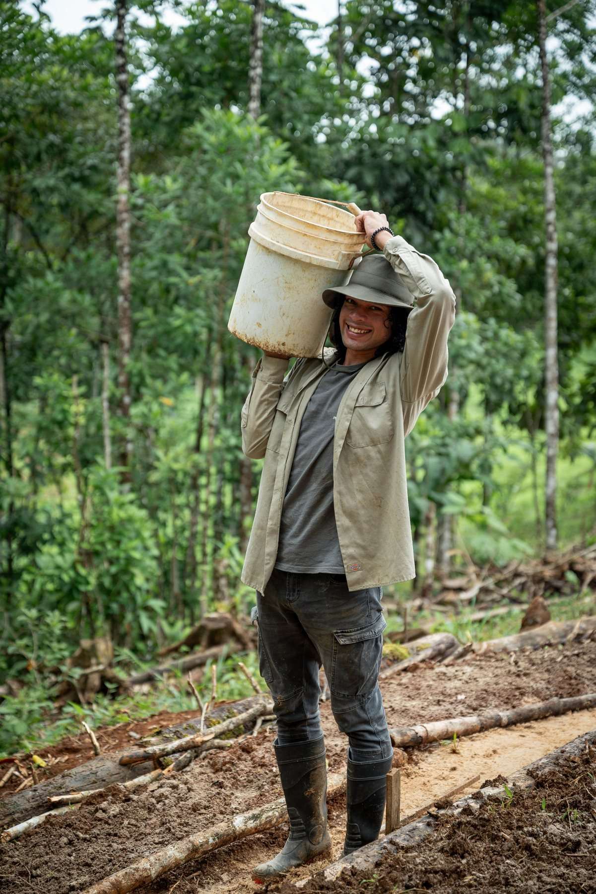 Un participante cargando abono hacia el campo.
